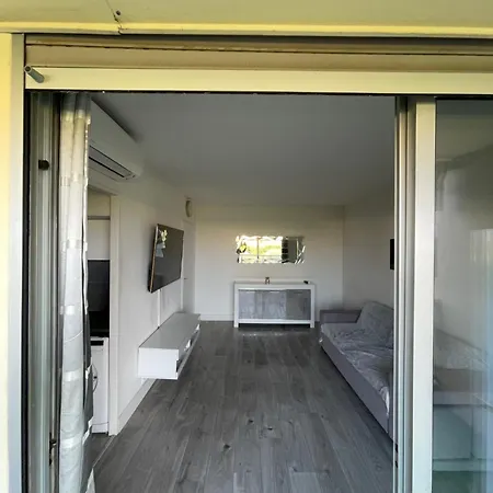 F2 1er Etage Антиб